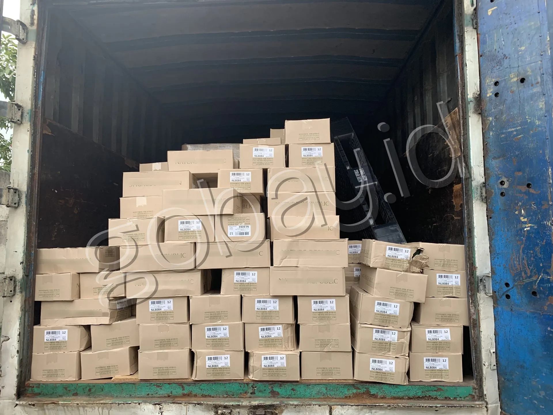 Foto stok kontainer siap kirim dari Korea