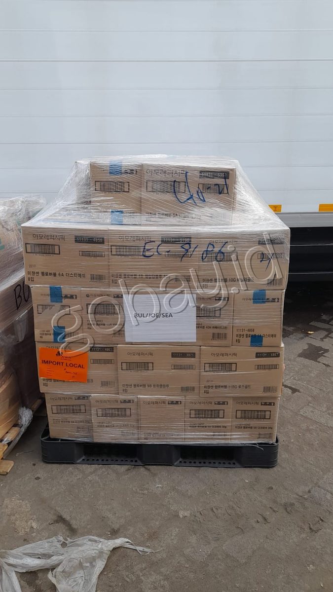 Muatan tiba di gudang lokal
