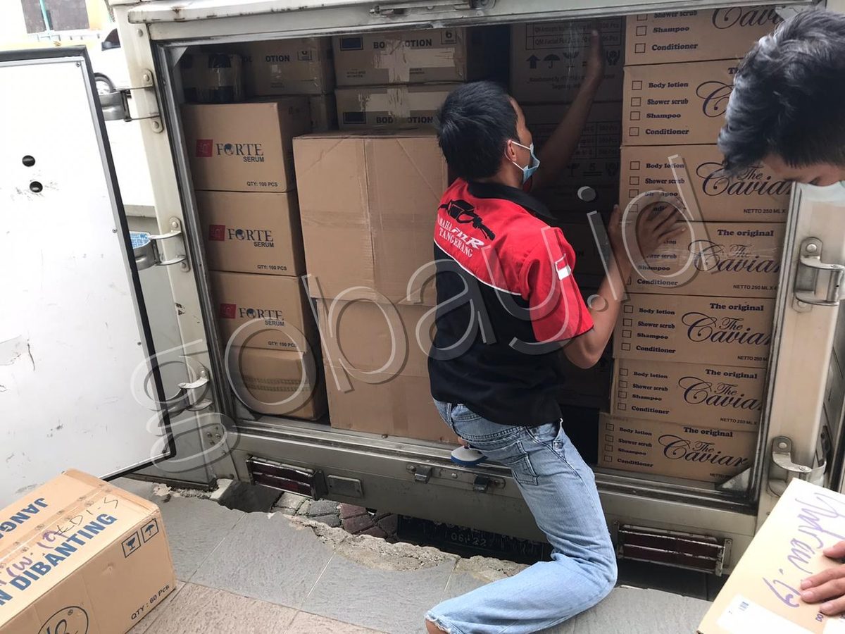 Aksi muat ke armada pengiriman